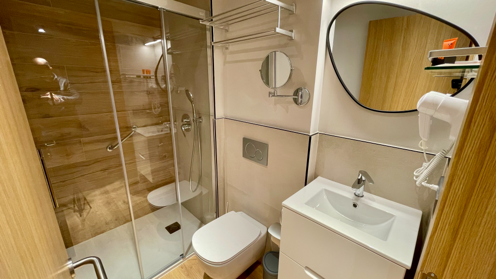 baño abuhardillado apartamento sanxenxo deluxe