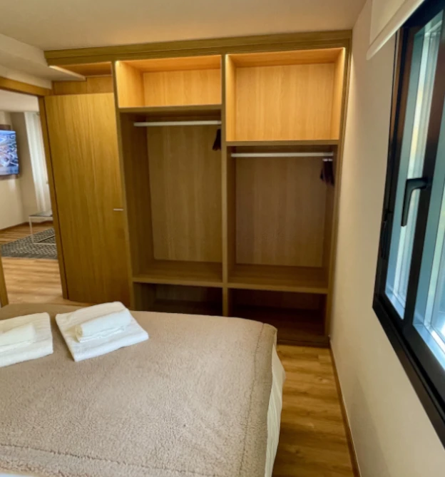 cama apartamento sanxenxo deluxe 2 dormitorios-1