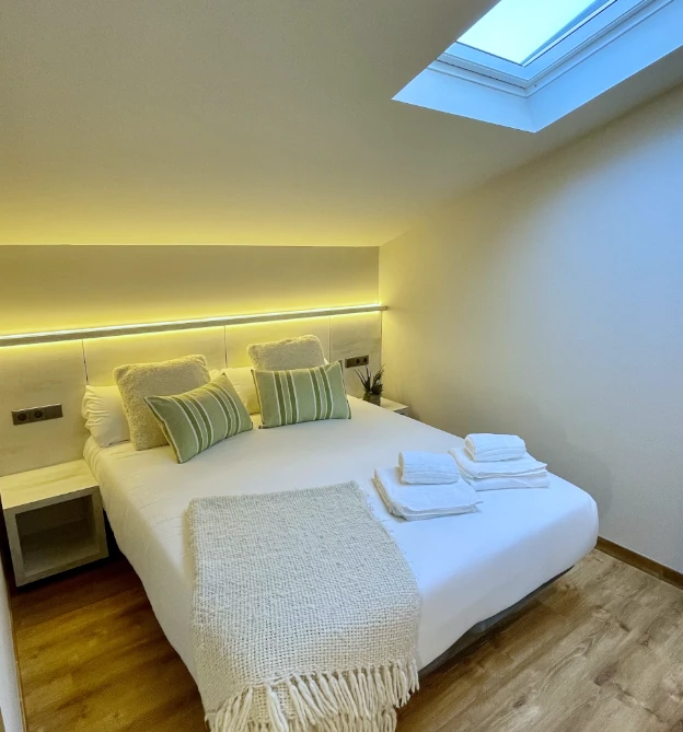 cama apartamento sanxenxo deluxe abuhardillado