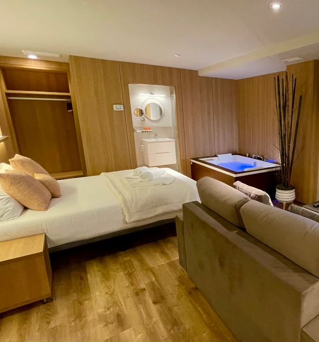 cama baño salon apartamento vacaciones sanxenxo loft hidromasaje