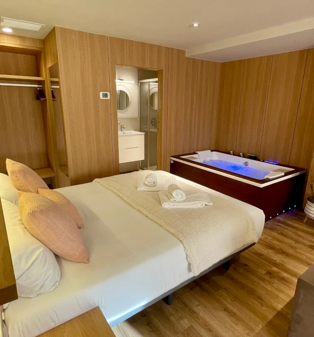 cama hidromasaje comedor apartamento vacaciones sanxenxo loft hidromasaje