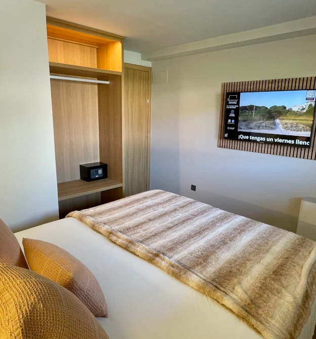 cama tv apartamento vacaciones sanxenxo 3 dormitorios