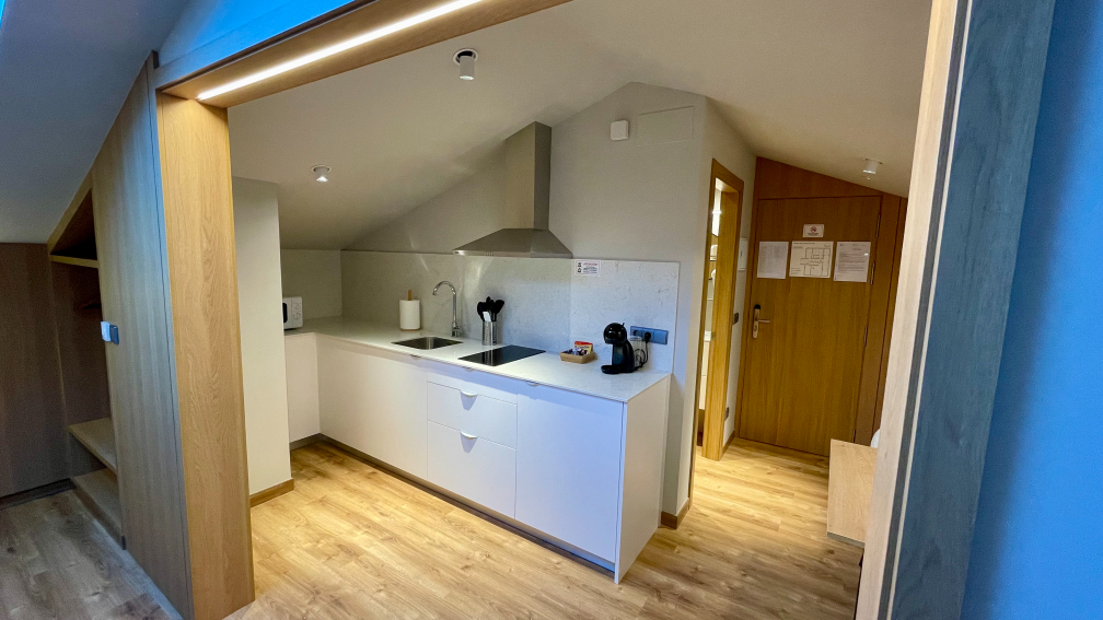 cocina abuhardillado apartamento sanxenxo deluxe