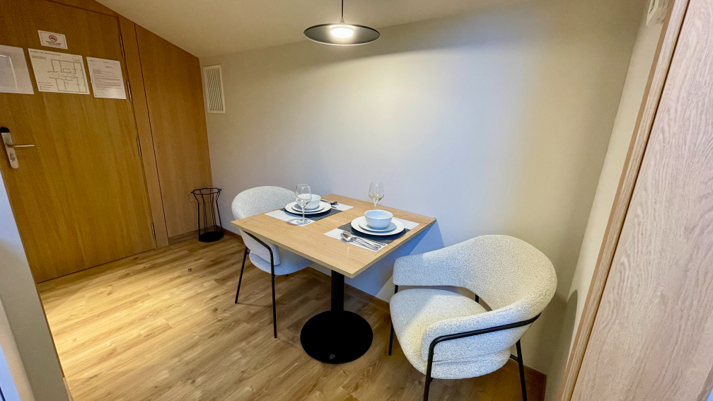 comedor abuhardillado apartamento sanxenxo deluxe