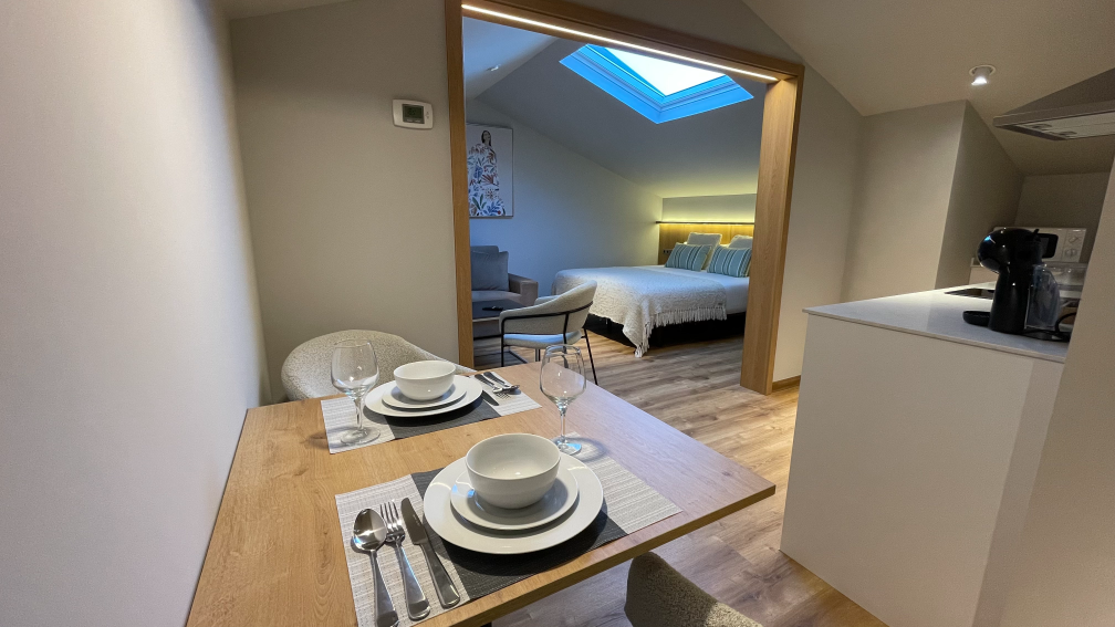 comedor cocina abuhardillado apartamento sanxenxo deluxe