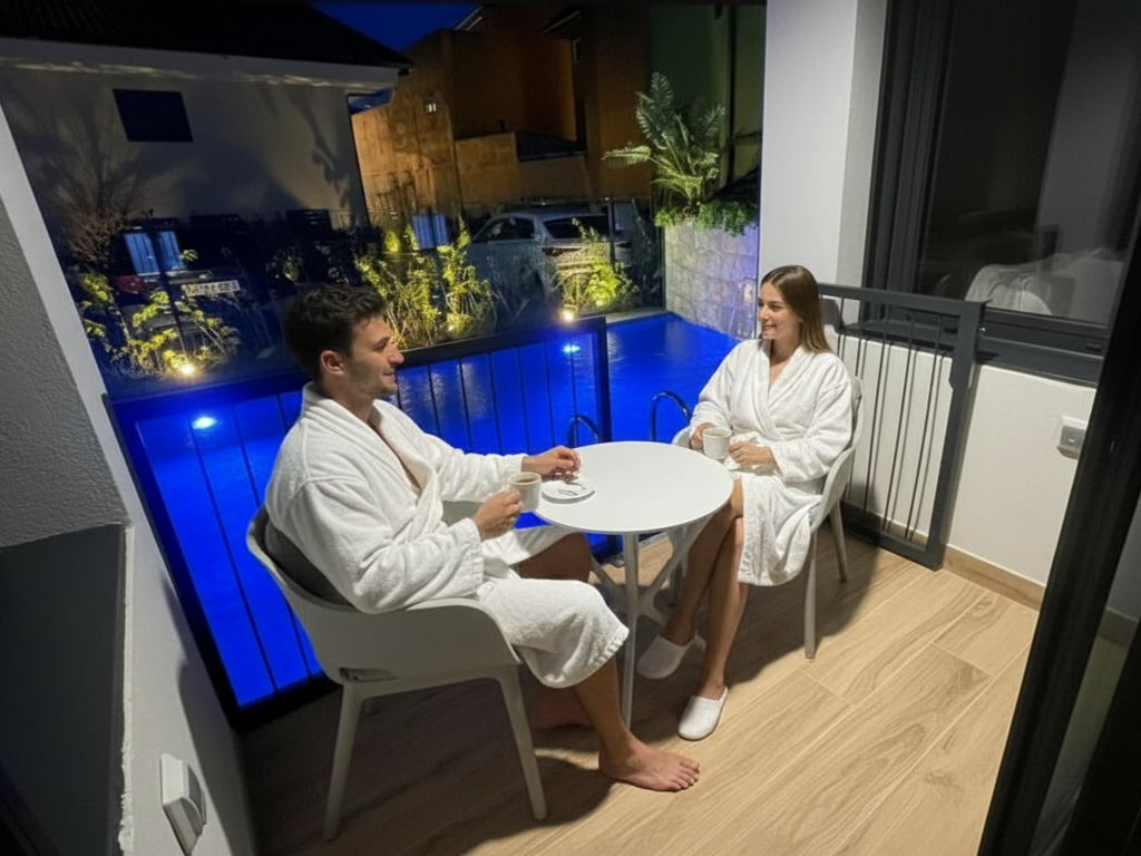 Pareja en albornoz en la terraza de un apartamento de Sanxenxo Deluxe por la noche